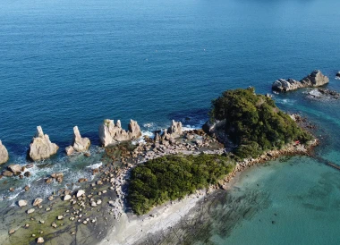 和歌山の青い海と橋杭岩